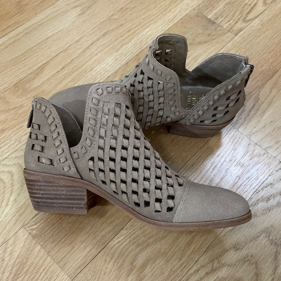 New Tan Vince Camuto booties in size 5.5. - Picture 1 of 6